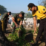Bersih-bersih Taman Makam Pahlawan yang digelar jajaran Polresta Sidoarjo bersama TNI dan DLHK.