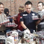 Kasat Reskrim Polresta Sidoarjo, Kompol Manang Soebeti, saat penggerebekan pabrik rokok ilegal.