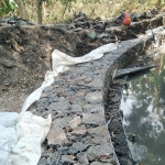 Proyek pembangunan bronjong di Sumberglagang, Rembang.