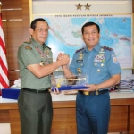 Penyerahan cinderamata dari Pangarmatim kepada Aslog Panglima TNI berupa Pedang Perwira TNI AL.