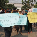 Warga Prambangan Kecamatan Kebomas saat demo di Kejaksaan Negeri. foto: SYUHUD/ BANGSAONLINE
