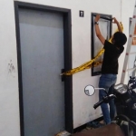 Garis polisi dipasang di kamar kos korban.