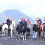 Gubernur Jawa Timur Khofifah Indar Parawansa saat mengunjungi Wisata Gunung Bromo.
