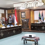Pakde Karwo saat mengikuti rapat terbatas bersama Wapres RI, Jusuf Kalla di Lombok NTB, Selasa (21/8).