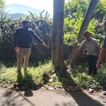 Petugas saat mendatangi lokasi pembuangan bayi di Songgoriti, Kota Batu.
