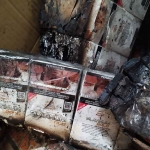 Barang bukti berupa satu dus rokok ilegal yang diterima Bea Cukai Madura dalam keadaan terbakar dari Polres Bangkalan.