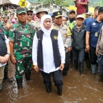 Gubernur Jatim Khofifah Indar Parawansa saat meninjau bencana banjir, belum lama ini.