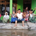 Gus Syaf foto bersama warga terdampak banjir di Desa Gondang Manis, Bandar Kedungmulyo, Jombang. foto: BANGSAONLINE