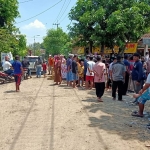 Puluhan Warga Desa Sidodadi, Kecamatan Candi, Sidoarjo memblokir akses jalan menuju lokasi pengurukan yang dilakukan oleh PT Purnama Indo Investama di kawasan desa setempat, Kamis (22/10/2020). (foto: ist)