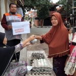Relawan Rumah zakat saat memborong dan berbagi dagangan di Pasar Branta Pesisir.