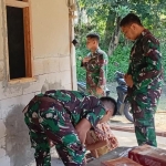 Tim TMMD ke-128 Kodim 0829 Bangkalan saat memperbaiki rumah Moh Anis warga Kecamatan Konang