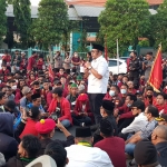Wakil Ketua DPRD Jatim, Sahat Tua Simanjuntak menerima aspirasi demonstran di tengah aksi. foto: ist.