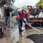 DITAMBAL: Perbaikan jalan rusak di Perum Pondok Jati, Kecamatan Buduran,  Sabtu (6/3/2021). foto: ist.