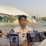 Kadaker Basir saat konferensi pers di Bandara Madinah. Foto: MCH 2026