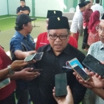 Sekjen PDI Perjuangan Hasto Kristiyanto memberikan keterangan kepada wartawan.