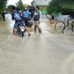 Salah satu ruas jalan yang tergenang air luapan Kali Lamong. foto: ist.