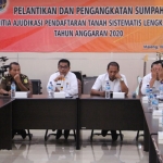 Kepala BPN Kabupaten Malang La Ode Asrafil, S.H., M.H. bersama pihak Kejaksaan,
Kepolisian, serta Kepala Dinas Pertanahan memberikan pembekalan kepada 190 tim Ajudifikasi PTSL Tahun 2020. foto: ist.
