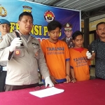 Kapolsek Balongbendo Kompol Sugeng Purwanto menunjukkan barang bukti berupa ponsel dan sabu. Kedua tersangka juga dihadirkan. 