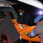 Petugas kepolisian saat mengevakuasi jenazah pencari rumput di Kelurahan Ngadirejo, Kecamatan Kepanjenkidul, Kota Blitar.