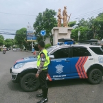 Salah seorang petugas Satlantas Polres Kediri saat berada di lapangan bersama mobil INCAR. Foto: Ist