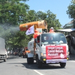 Mobil gunner PMI Bojonegoro saat keliling Kota Bojonegoro untuk menyemprotkan disinfektan.