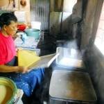 pekerja saat memproduksi krupuk puli. foto: rizky alvian/BANGSAONLINE