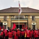 ?Warga ketika demo di kantor Bupati. foto:arief kurniawan/BANGSAONLINE
