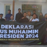 Relawan yang tergabung dalam Generasi Milenial Kabupaten Pasuruan saat membawa spanduk bertuliskan 