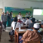 Ketua DPC PKB memberikan arahan kepada peserta Pendidikan Politik di dapil 6 (Tanah Merah-Galis). foto: FAUZI/ BANGSAONLINE