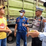 Petugas gabungan saat melakukan sosialisasi Zero ODOL atau Over Dimension Over Loading. Foto: Ist

