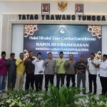 Kapolres Pamekasan AKBP Hendra foto bersama sejumlah kepala desa saat acara halalbihalal.