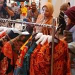 BATIK. Isteri Sekdaprov Jatim Ny Khairani Akhmad Sukardi meninjau salah satu peserta pameran Batik Bordir Aksesoris Fair 2015. foto : nisa/BANGSAONLINE