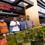 Pelaku pengoplos tabung gas bersubsidi saat diamankan di Polda Jatim.