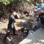 Evakuasi jenazah mahasiswi dalam parit di Desa/Kecamatan Wonorejo, Kabupaten Pasuruan.