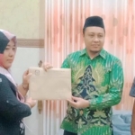 Ketua DPRD Kota Probolinggo, Abdul Mujib, saat menerima berkas dari KPU.