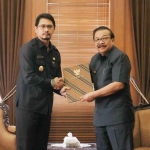 Gubernur Jawa Timur Dr. H Soekarwo nenyerahkan SK Plt Wali Kota Pasuruan di ruang kerja gubernur jalan Pahlawan 110 Surabaya.