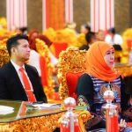 Khofifah bersama Emil saat rapat koordinasi bersama jajaran kepala OPD Pemprov Jatim, di Kraton Majapahit Jakarta. Foto: Ist.