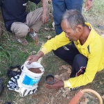 Seorang petani saat akan mempraktikkan cara membuat cairan sekam untuk membasmi hama tikus. (foto: Kominfo)