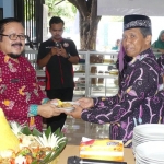 Kepala Kantor Perwakilan BKKBN Prov Jatim H Yenrizal Makmur (batik merah) saat memberikan potongan tumpeng kepada Ketua BPD AKU Jatim Siswanto. Foto: bkkbn jatim