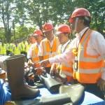 GM PT PLN (Persero) Distribusi Jatim IBG Mardawa Padangratha memeriksa peralatan listrik untuk kesiapan pengamanan pemilu. foto : nisa/BANGSAONLINE