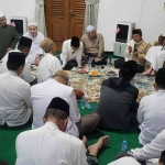 Suasa shalat malam dan istighatsah di Pendopo Peringgitan Kabupaten Mojokerto, Sabtu (27/12/2025). Foto: MMA/bangsaonline