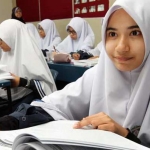 Salah seorang siswi madrasah sedang mengikuti pembelajaran. foto: ilustrasi