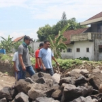 Anggota Komisi III DPRD Pasuruan saat melakukan peninjauan ke lokasi  pembangunan proyek bronjong di Desa Cangringmalang, Kecamatan Beji.