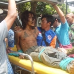 Pasien saat diamankan oleh petugas medis. foto: SOFFAN/ BANGSAONLINE