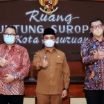 Wakil Wali Kota Pasuruan Adi Wibowo (tengah) foto bersama dengan perwakilan PT Indosat usai penandatanganan MoU.