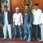 Humas LBH Pusara Pamekasan dan perwakilan masyarakat Desa Tlonto Ares, Kecamatan Waru, Kabupaten Pamekasan di Kejati Jawa Timur.