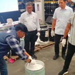 Bareskrim Polri menunjukkan BB berupa sianida ilegal yang disita dari gudang milik tersangka.