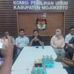 Jumpa pers di kantor KPU Mojokerto. Foto: Aris