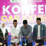 Wakil Wali Kota Kediri saat memotong pita sebagai tanda pembukaan acara. Foto: Ist