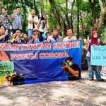 Para jurnalis di Kediri foto bersama usai kegiatan bagi-bagi hand sanitizer ke pengguna jalan.
